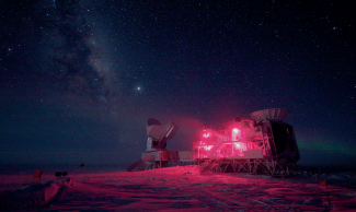 Sputh Pole Telescope ja BICEP2 (oikealla)