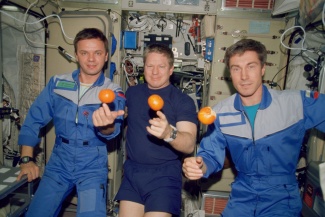 Juri, Bill ja Sergei avaruusaseman sisällä noin 20 vuotta sitten.
