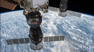 Kaksi Sojuz-alusta kuvattuna avaruusasemalta