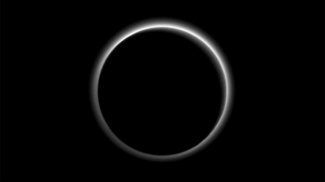 Kuva Plutosta siten, että Aurinko on sen takana