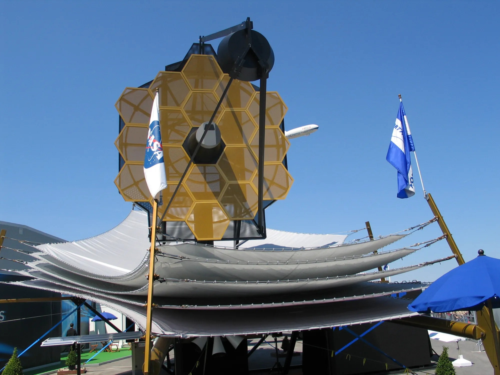 JWST:n mallikappale avaruusnäyttelyssä kuvattuna