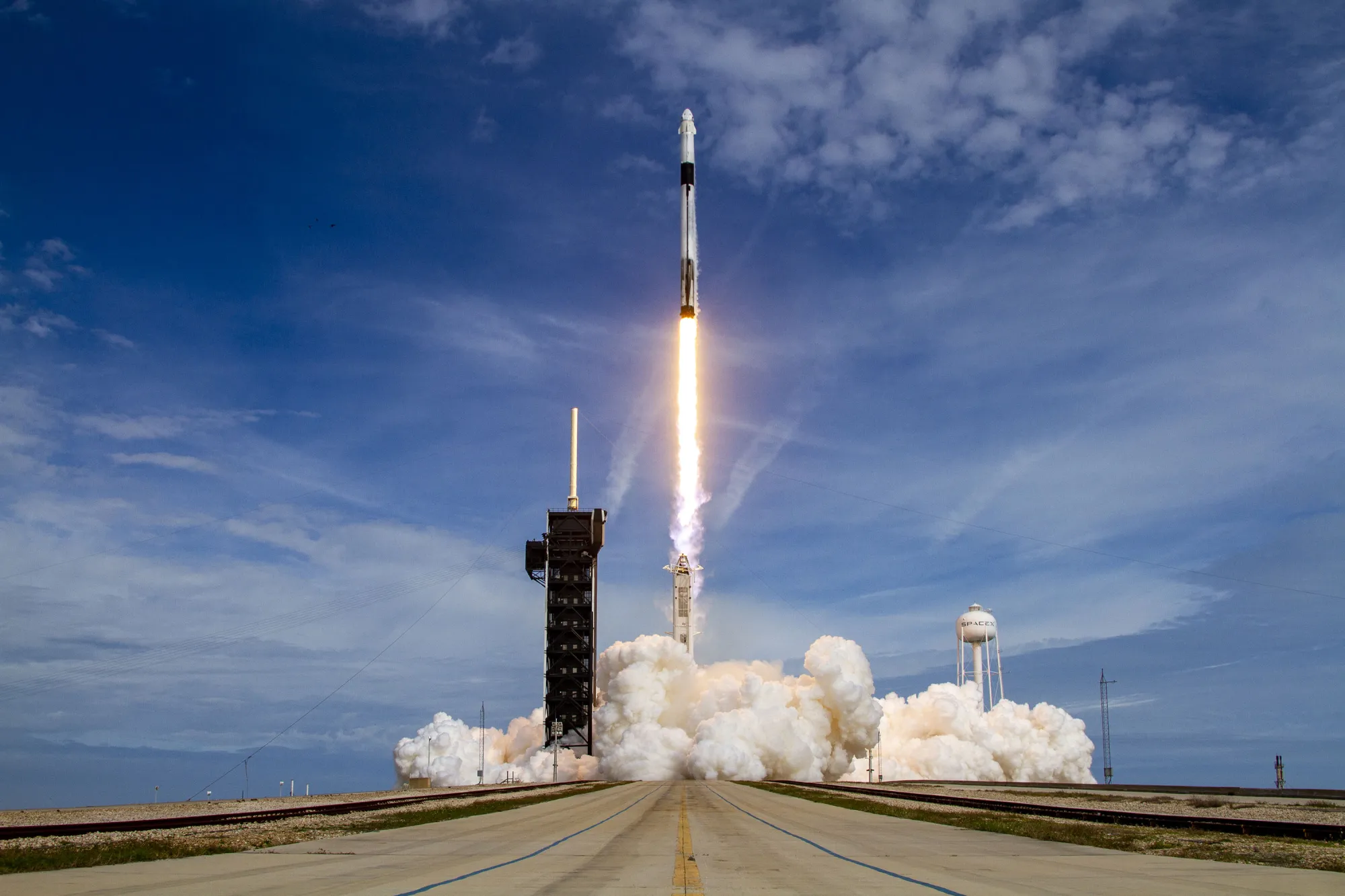 Crew Dragon nousee testilennolleen Falcon 9 -raketilla.