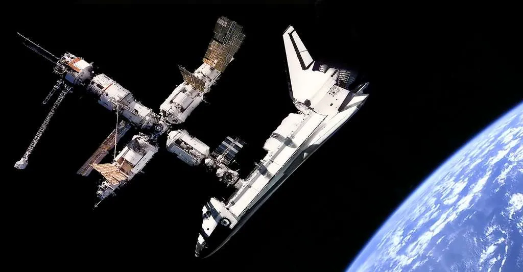 Avaruussukkula Atlantis telakoituneena Miriin. 1990-luvulla sukkulat kävivät useamman kerran Mir-asemalla ja amerikkalaisastronautit tekivät asemalla pitkiä avaruuslentoja.