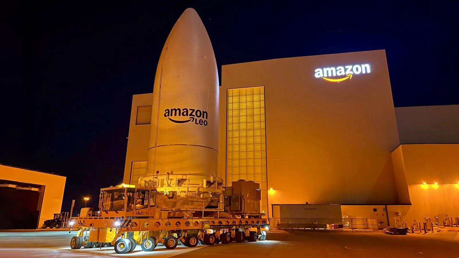 Amazon Leo -satelliitteja sisältävä raketin nokkakartio kuljetuksessa