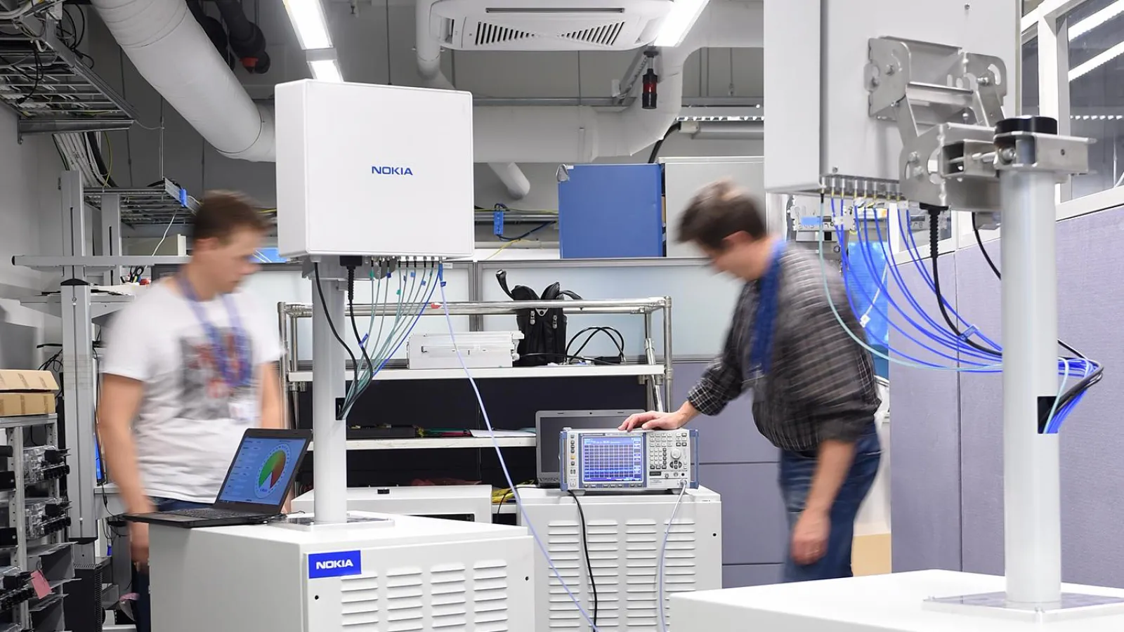 5G-tekniikkaa laboratoriossa