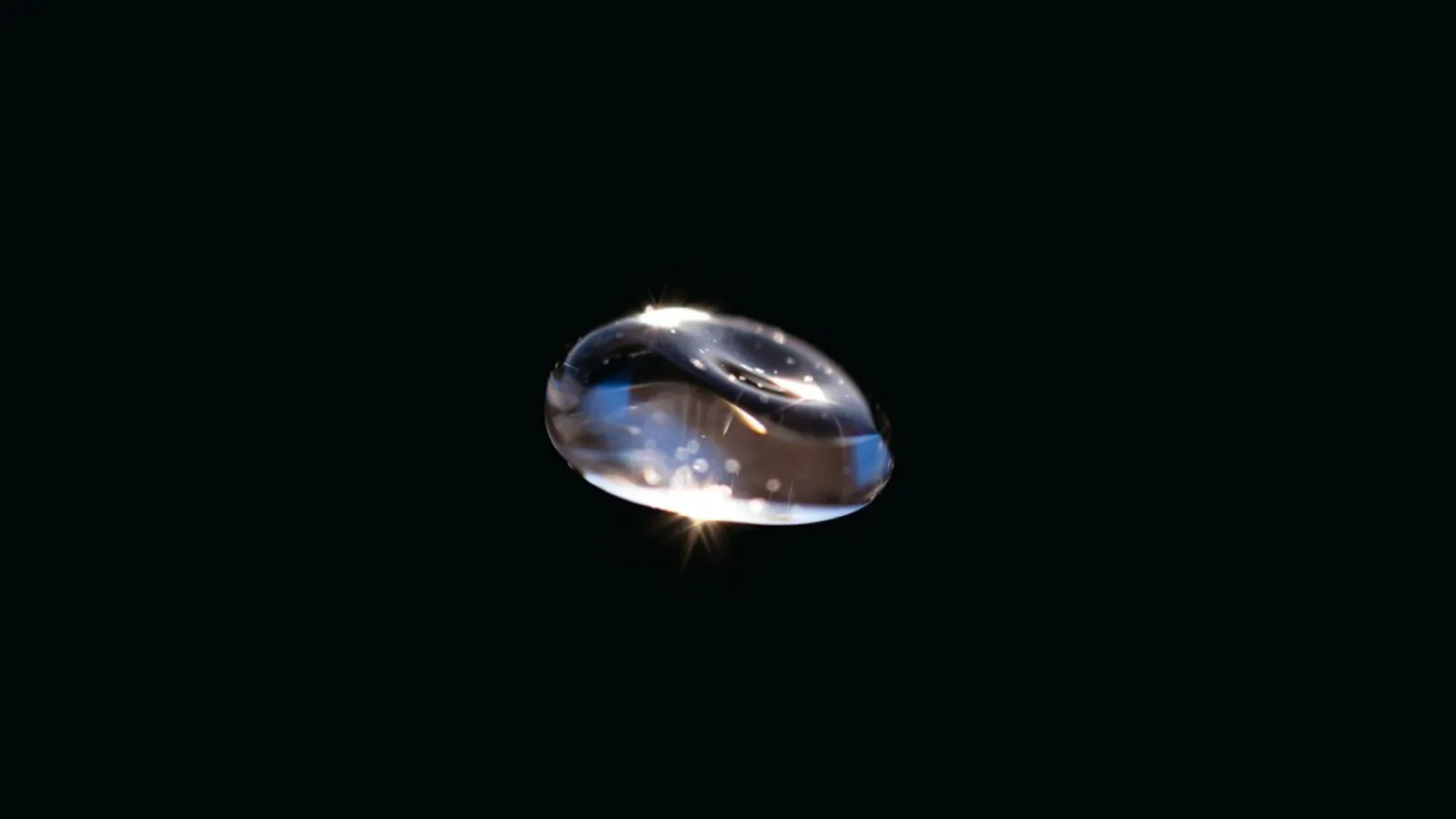 Putoava sadepisara, kuva: Alistair McClymont
