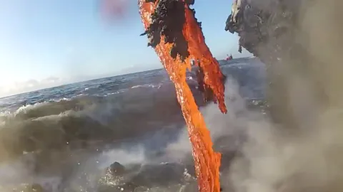 Mereen putoava laavavirta