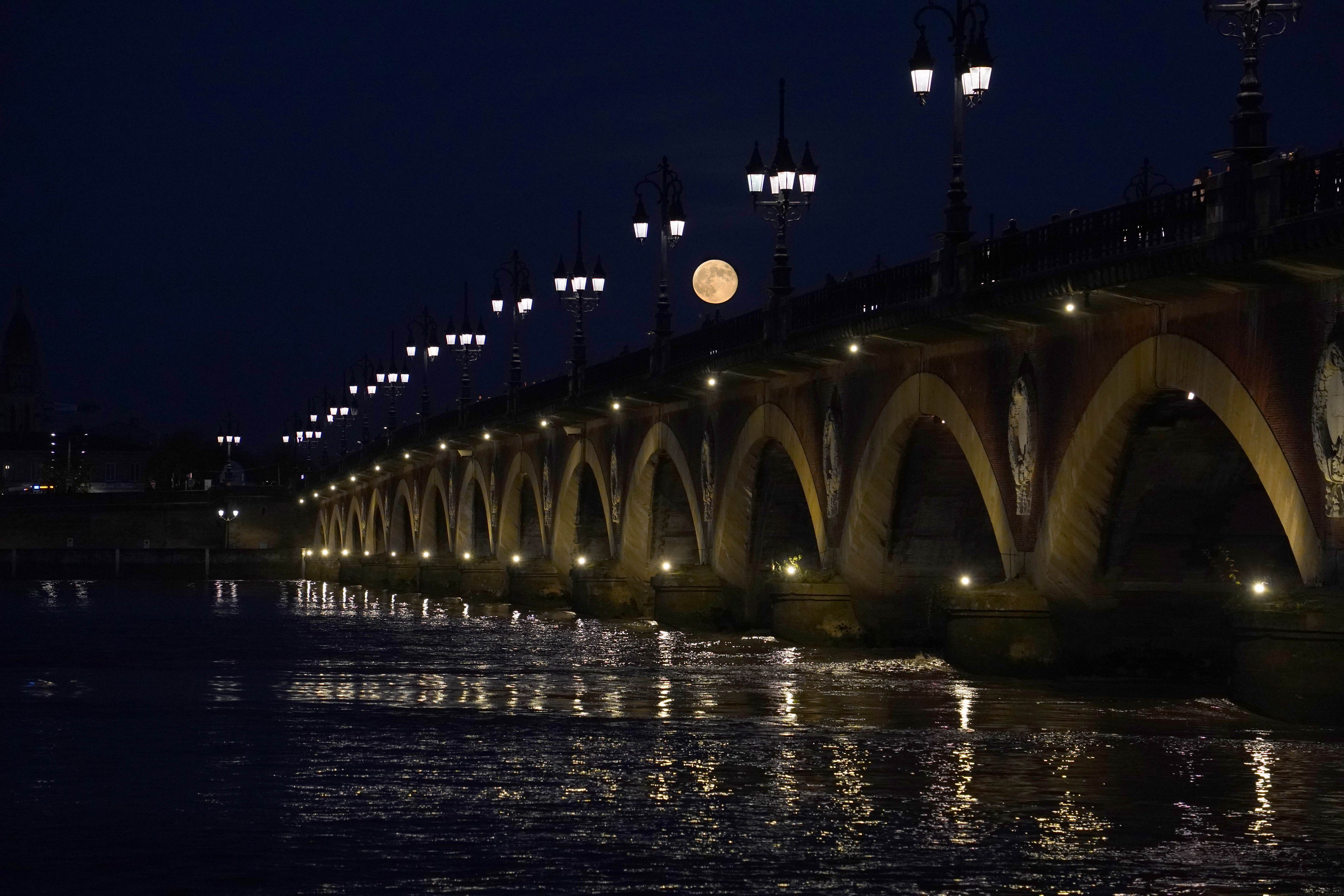 Täysikuu Bordeaux'n kuuluisan Pont de pierre -kivisillan päällä