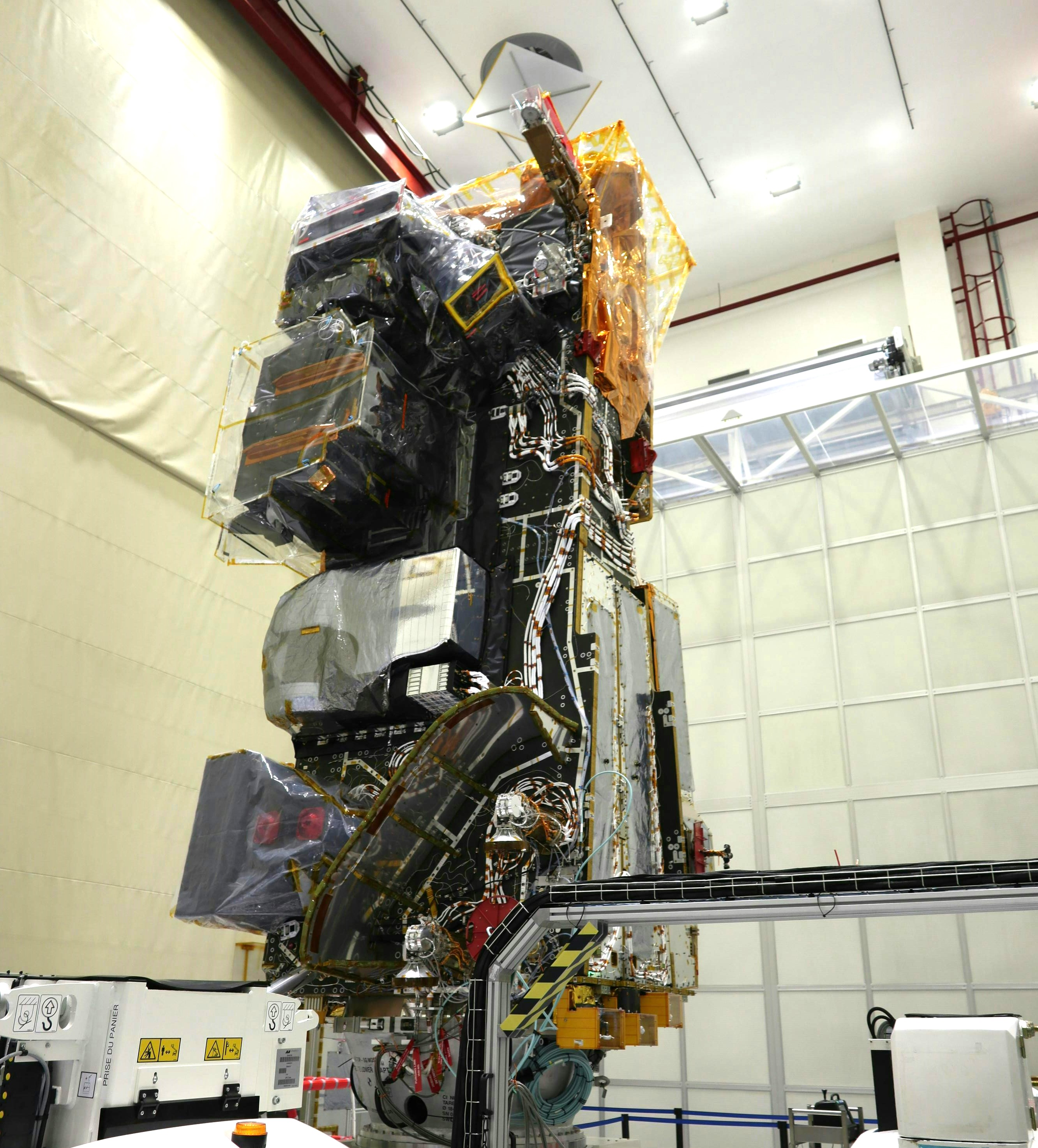 Satelliitti puhdastilassa