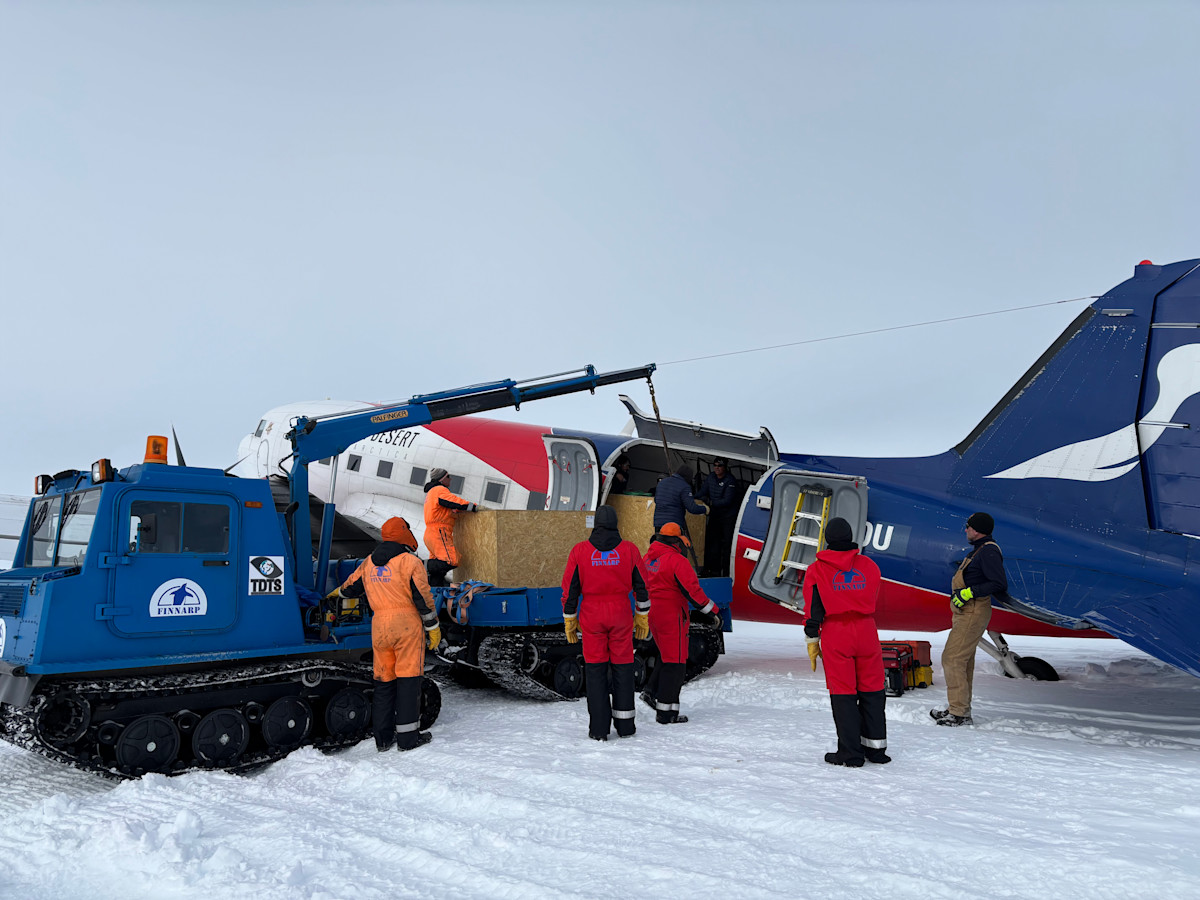 Aboan uusia generaattoreita puretaan DC-3 lentokoneesta jäätiköllä. Kuva: FINNARP2024.