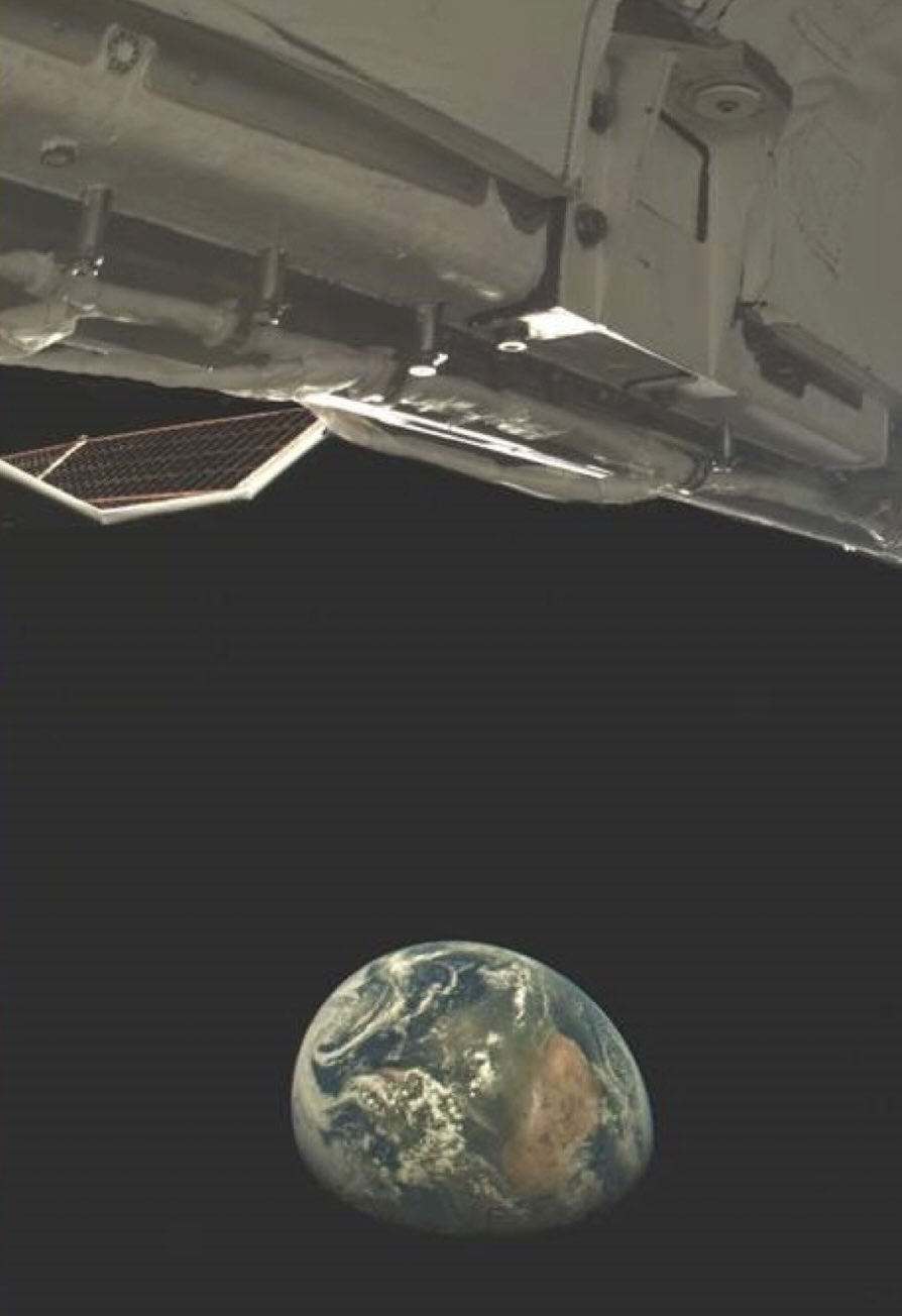 X37B:n ottama kuva: siinä näkyy sukkulaa ja maapallo.