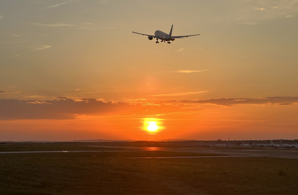 Punainen auringonlasku Pariisin lentoasemalla