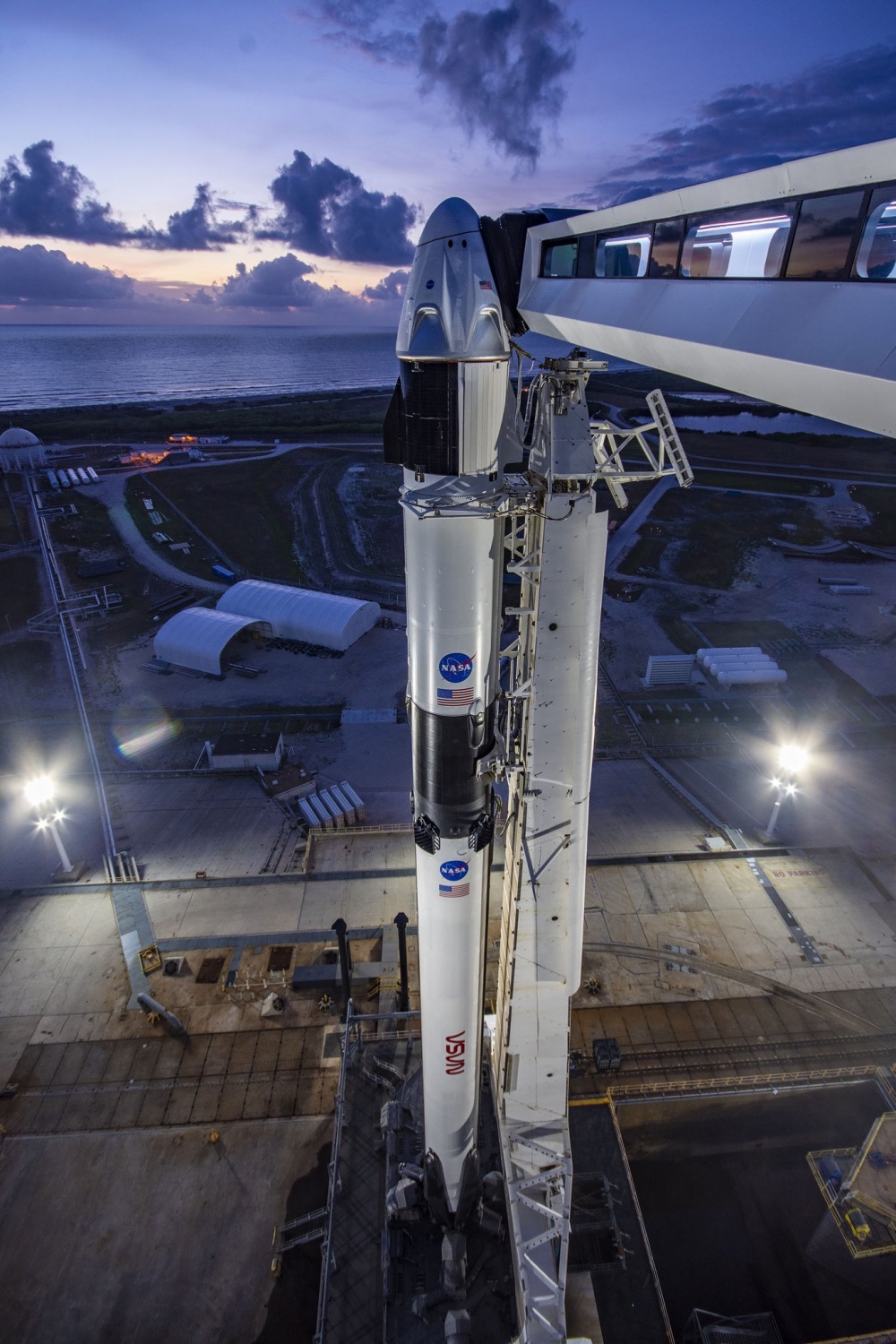 Falcon 9 avaruusalus nokassaan laukaisualustalla