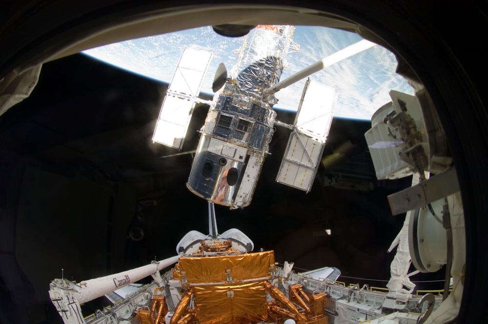 Hubble vapautetaan sukkulasta huollon jälkeen