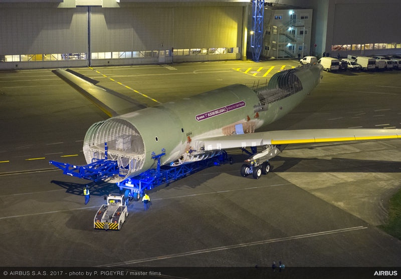 Beluga XL:n runkona käytettävä A300 siirrettävänä Toulousessa