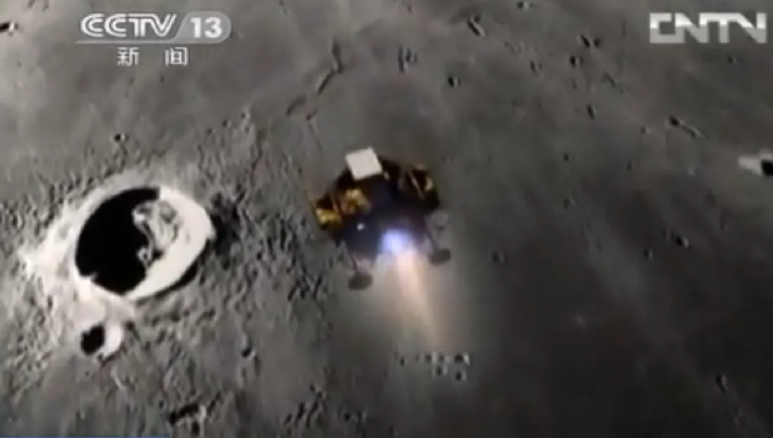 Chang'e 3 -laskeutuja saapuu Kuun kiertoradalle. Pysäytyskuva animaatiosta. Kuva: CCTV/CNTV