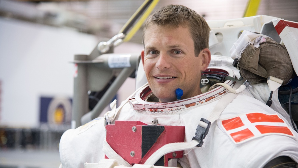Astronautti Andreas Mogensen avaruuspuvussa