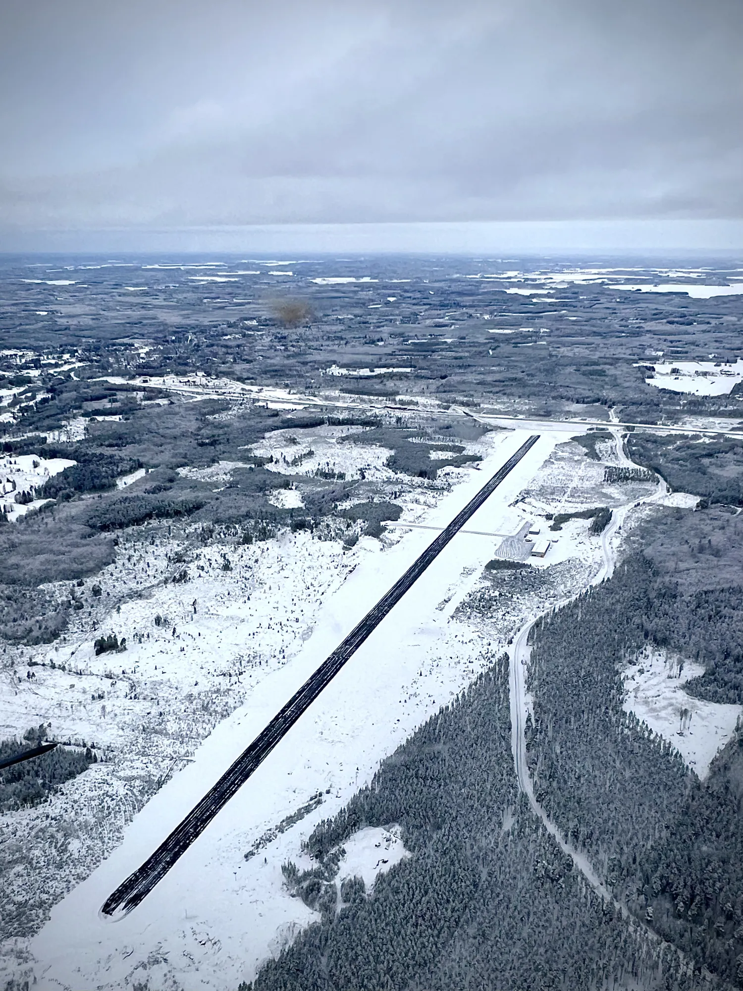 Pyhtään lentokenttä ilmasta