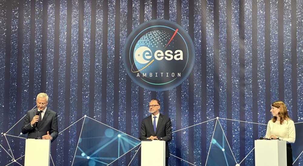 Ranskan tutkimusministeri Bruno Le Maire, ESAn pääjohtaja Josef Aschbacher ja ministerikokouksen puheenjohtajana toiminut Anna Christmann.