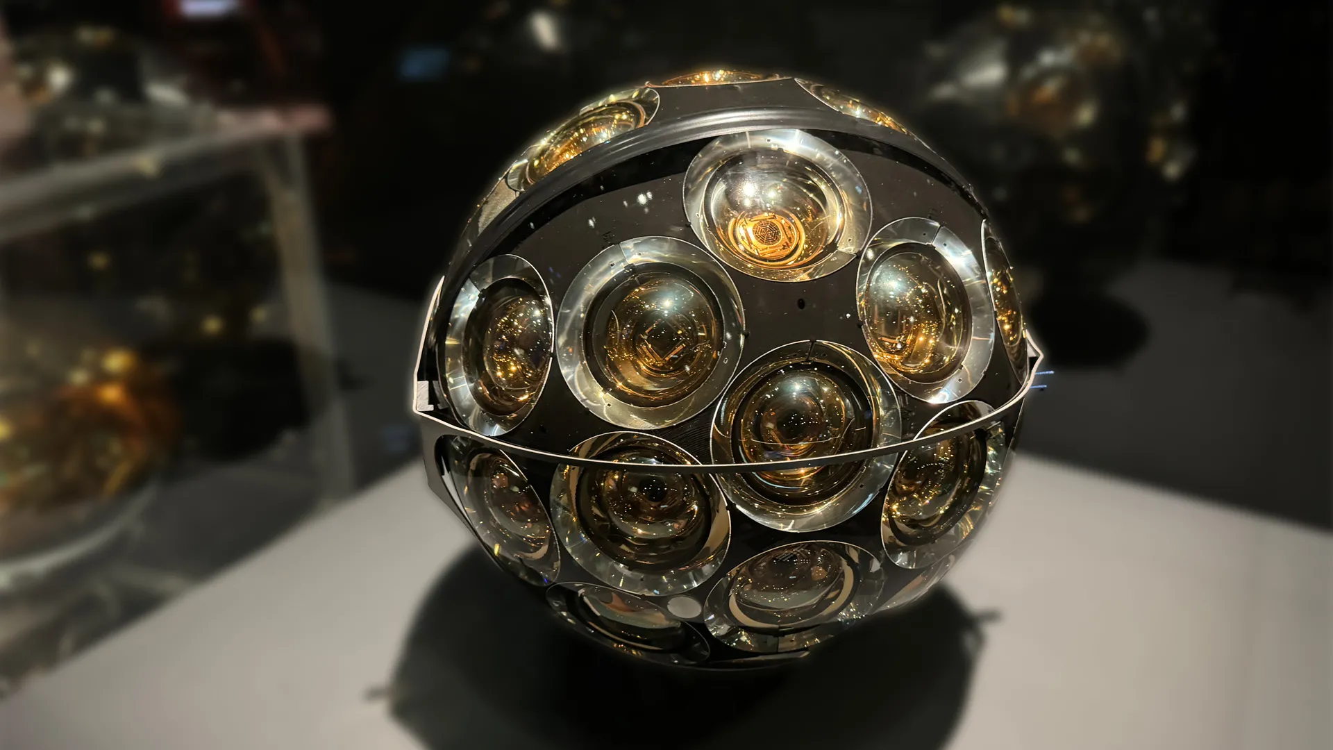 Isolta lasista, teräksestä ja kullasta tehdyltä korulta näyttävä KM3NeT-neutrinoilmaisin