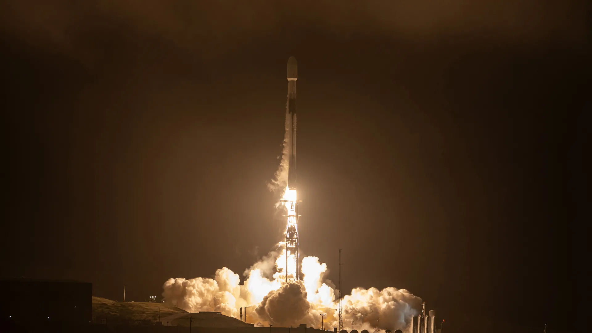 SpaceX:n Falcon 9 nousee lentoon