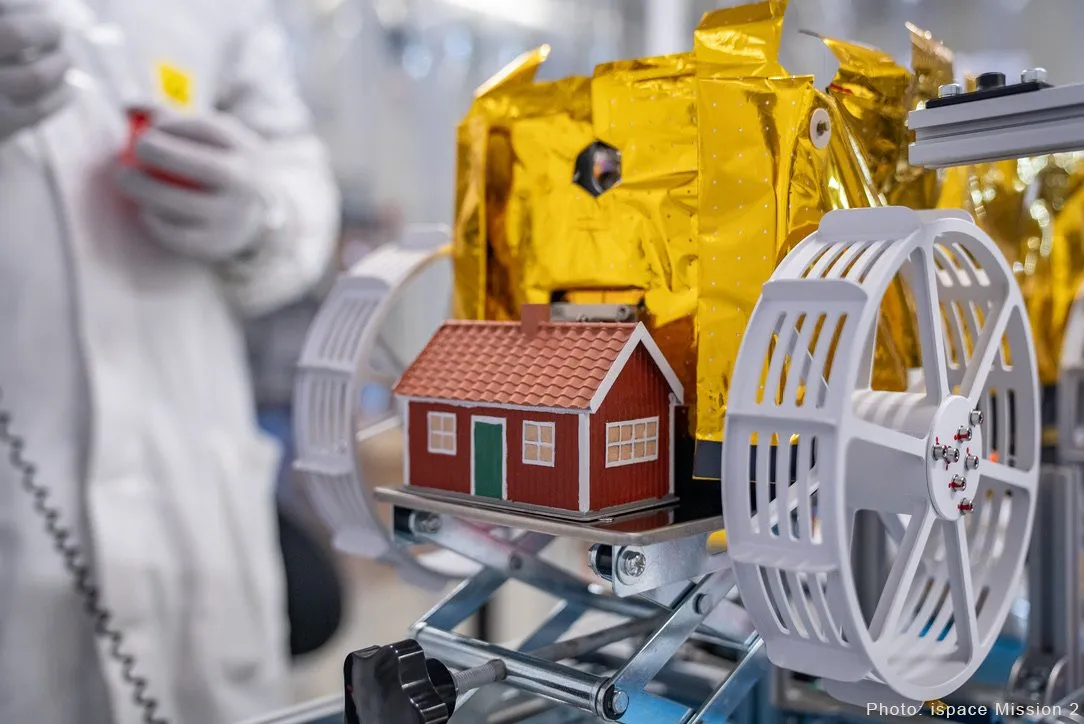 MoonHouse pienen kuukulkijan kyydissä