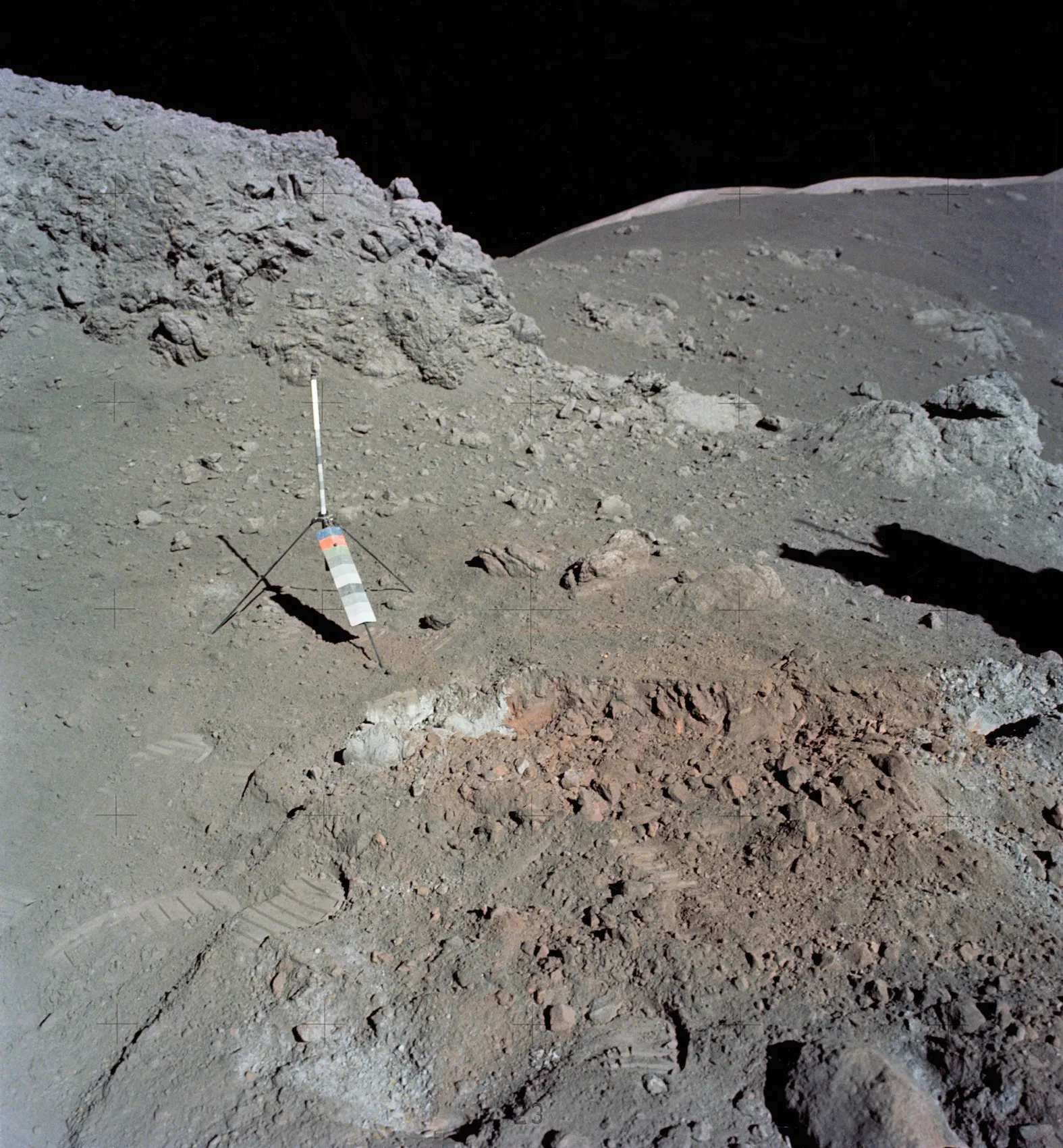 Oranssia "hiekkaa" Kuussa