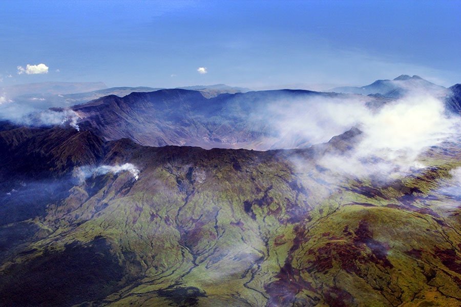 Tamboran vuoren kaldera syntyi vuoden 1815 purkauksessa. Kuva: Wikimedia Commons / Jialiang Gao