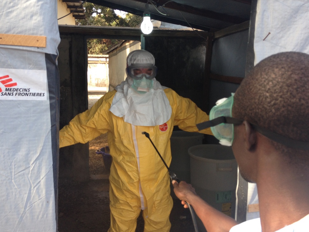 Ebola-hoitajaa ruiskutetaan. Kuva:EC/ECHO