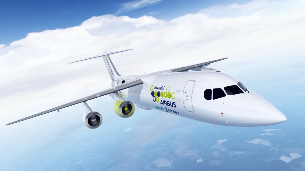 eFan-X -lentokone, missä on yksi sähkömoottori ja kolme perinteistä suihkumoottoria