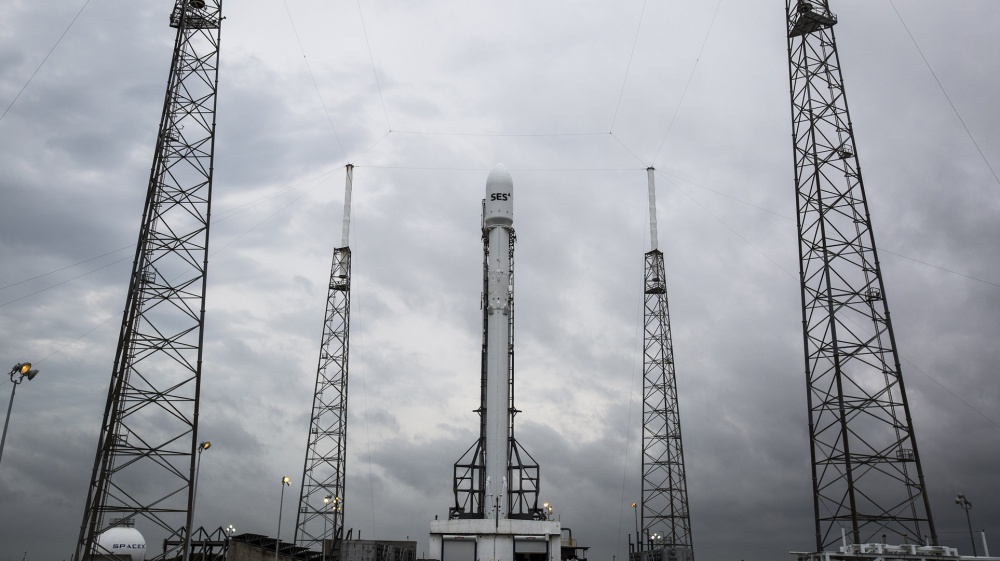 Falcon 9, joka laukaisee SES-9 -satelliitin