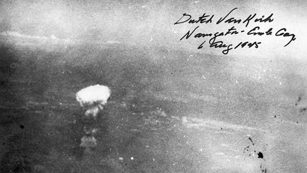 Hiroshiman räjähdys koneesta kuvattuna