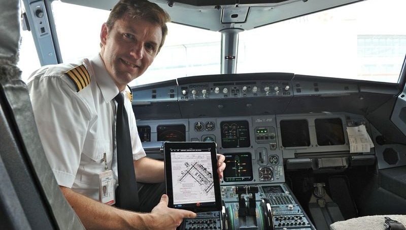 Pilotti esittelee iPadia lentokoneen ohjaamossa
