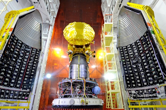 Intian Mars-luotain ja kantoraketin nokkakartion puolikkaat ennen sulkemista.