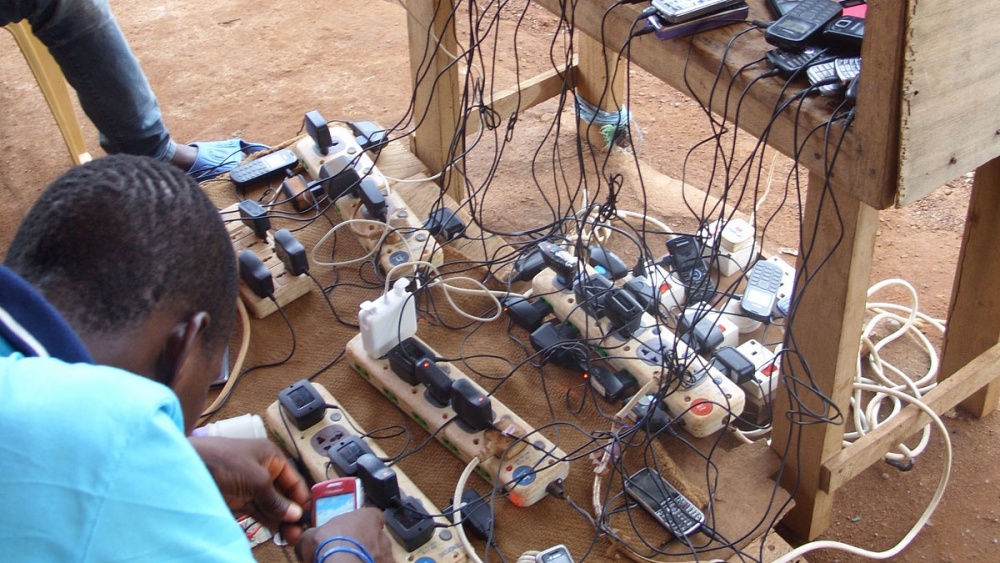 Kännyköiden latausta Afrikassa