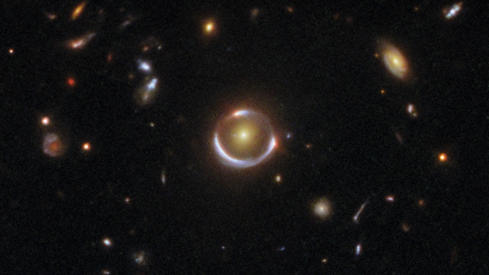 Einsteinin rengas Vesikäärmeen tähdistössä. Kuva: ESA/Hubble & NASA, D. Erb