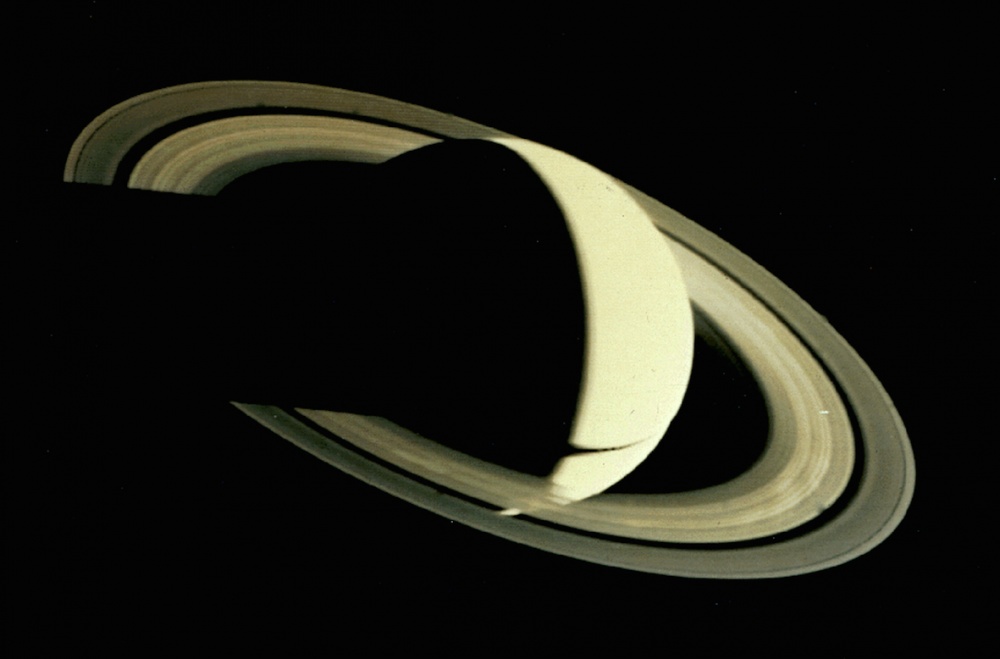 Saturnus Voyager 1 -luotaimen kuvaamana