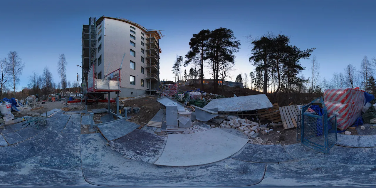 Viinamäentien rakennustyömaan takapiha kevätiltana Siilinjärvellä. Kuva: flickr/Janne