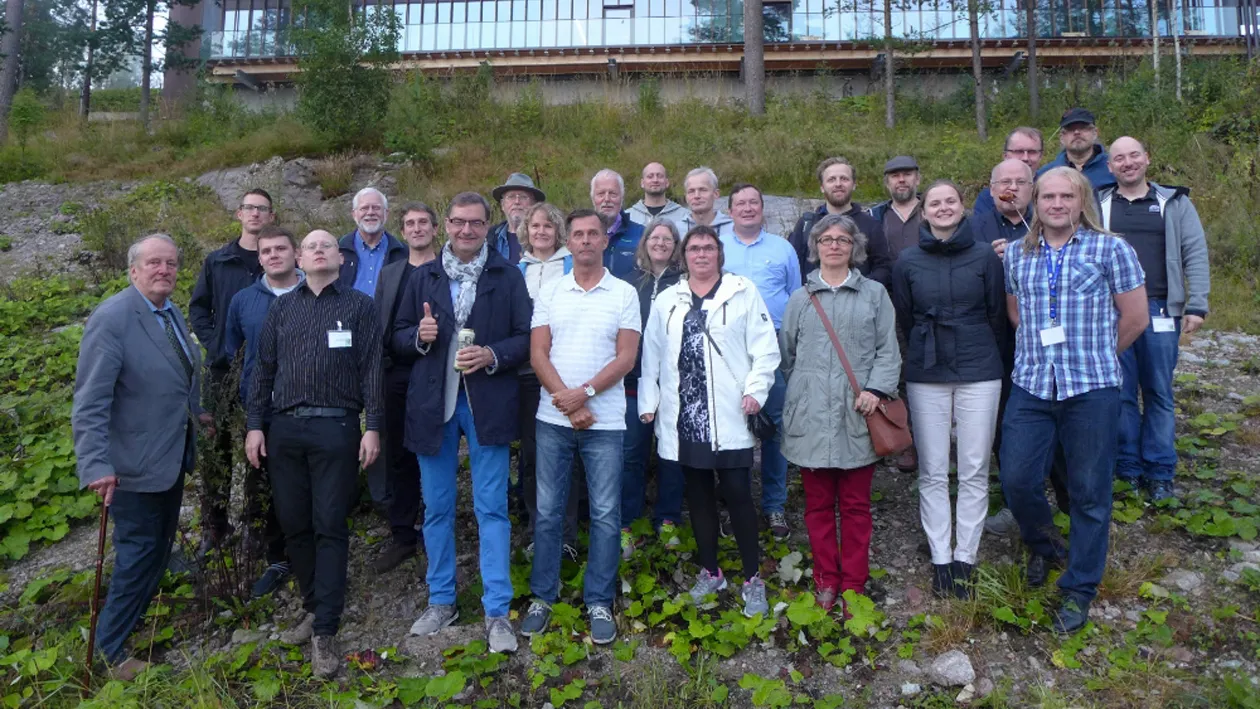 Planetaarioväki ryhmäkuvassa