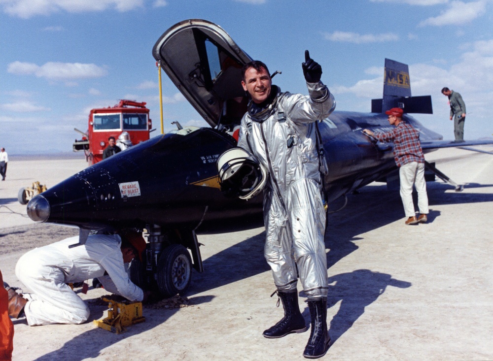 Robert White X-15:n vieressä