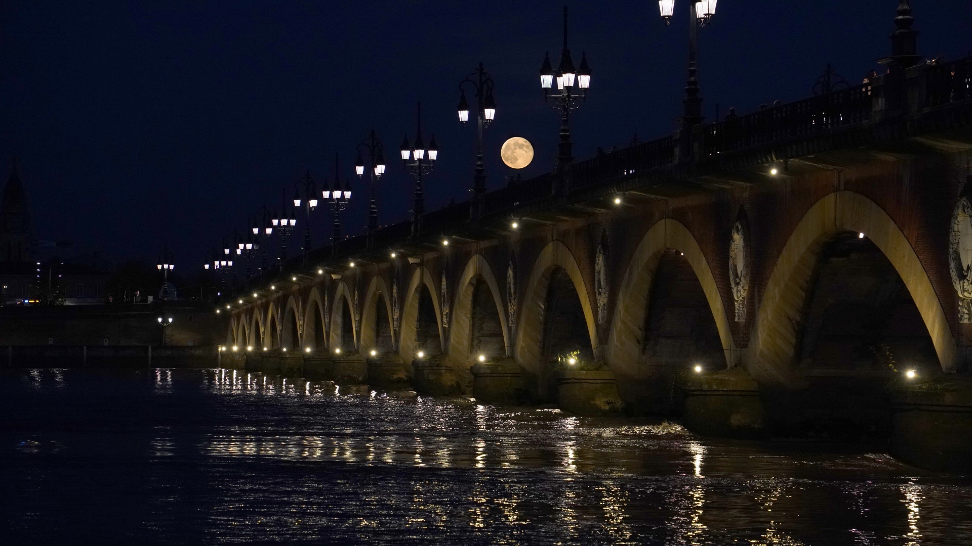 Täysikuu Bordeaux'n kuuluisan Pont de pierre -kivisillan päällä