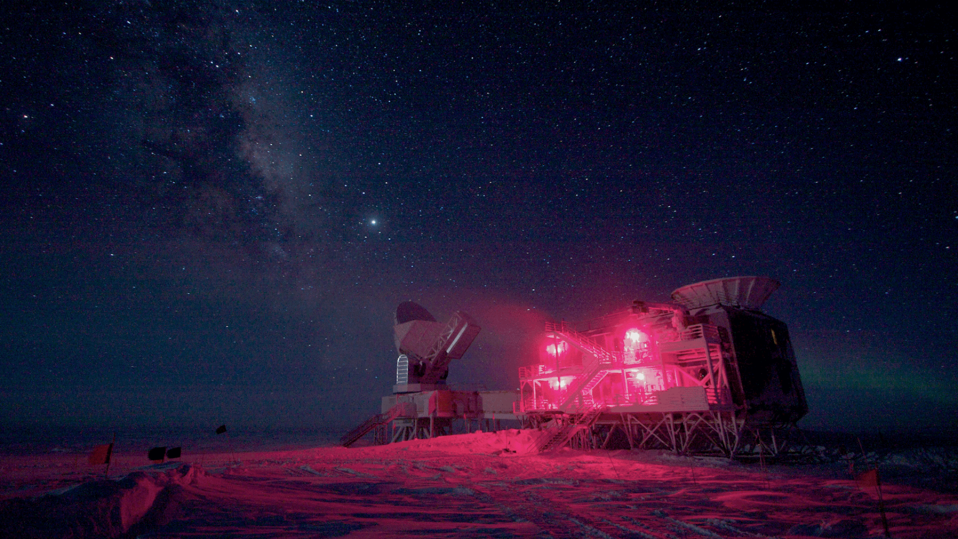 Sputh Pole Telescope ja BICEP2 (oikealla)