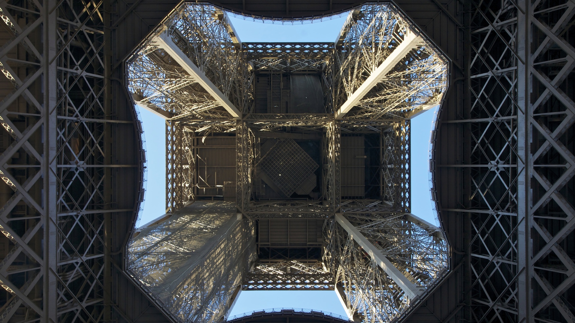 Eiffel-torni alhaalta