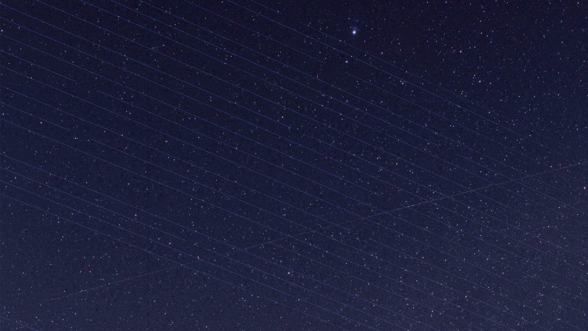 Stalink-satelliittien viivoja tähtitaivaalla. Kuva: Giuseppe Donatiello