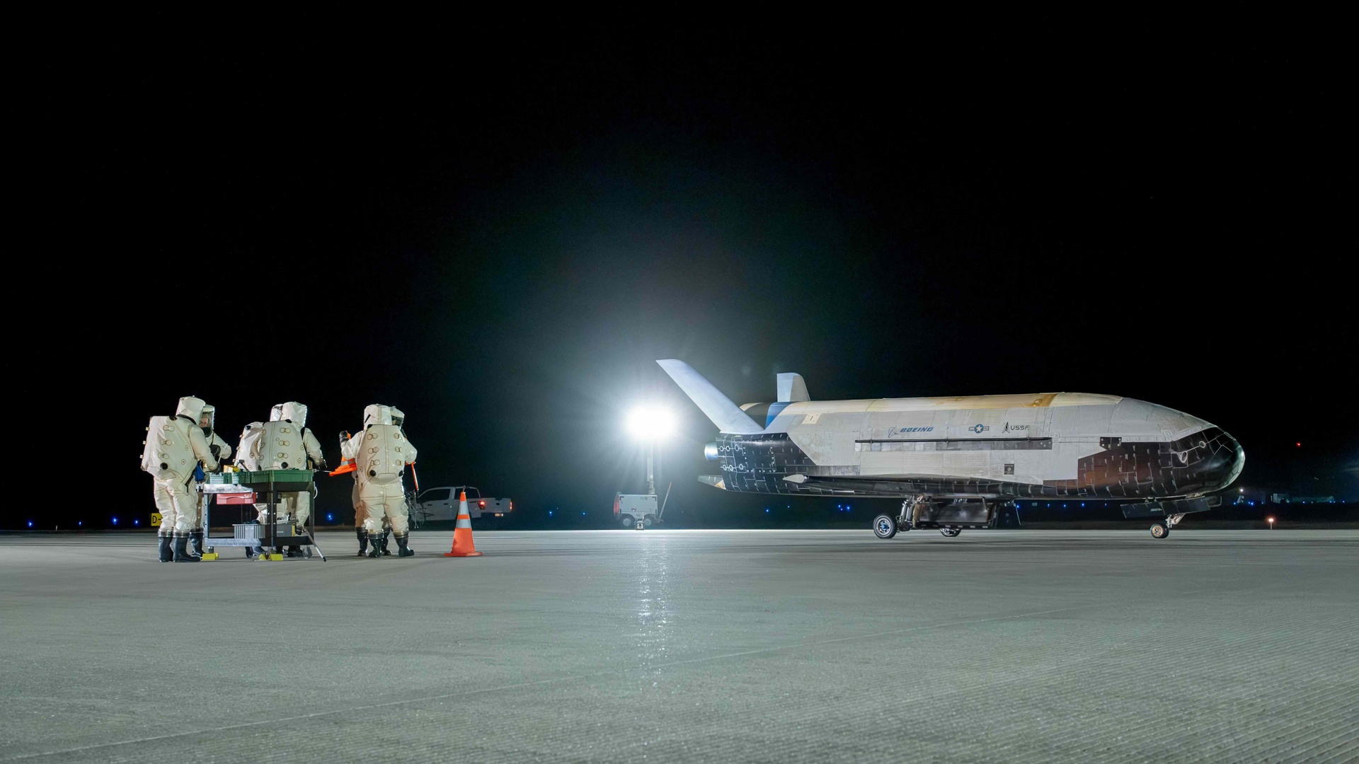 X-37B laskeutuneena seitsemänneltä lennoltaan