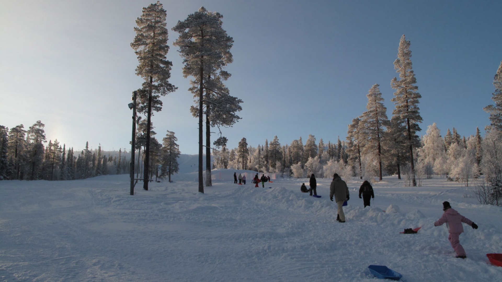 Ihmisiä lumitouhuissa.