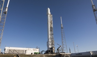 Falcon 9 laukaisualustallaan