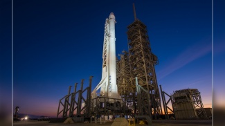 Falcon 9 KSC:n laukaisualustalla