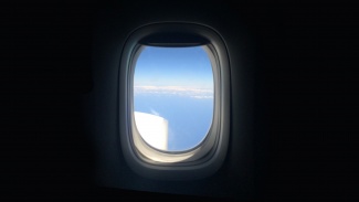 Lentokoneen ikkuna sisäpuolelta kuvattuna