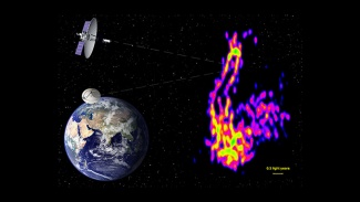 Havainnekuva RadioAstron-satelliitista havaitsemassa yhdessä maanpinnalla sijaitsevan radioteleskoopin kanssa ja oikealla kuva galaksin NGC 1275 suihkusta.